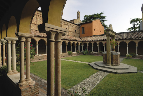 Il Cenobio di San Vittore - chiostro, Bologna - Foto di Giampaolo Zaniboni tratta dal libro "Le Chiese di Bologna" Edizioni L'inchiostro Blu